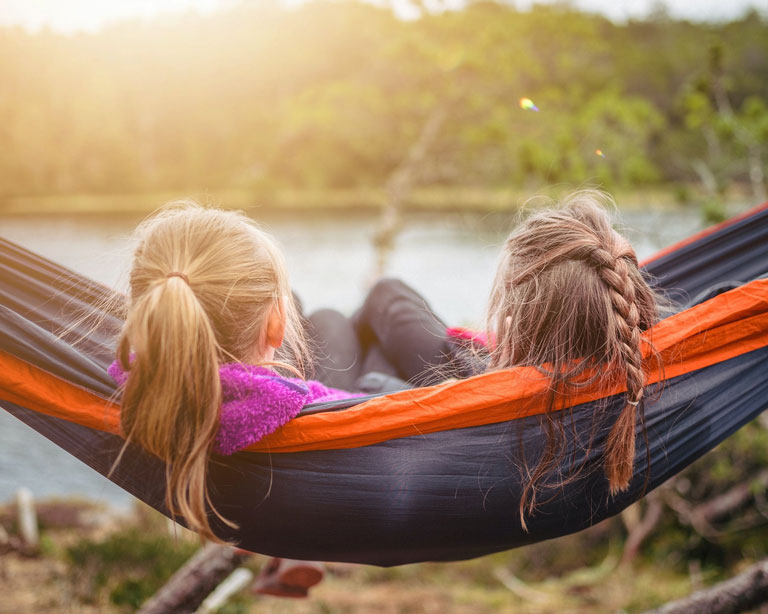 Le hamac moustiquaire, meilleur allié de vos nuits à la belle étoile